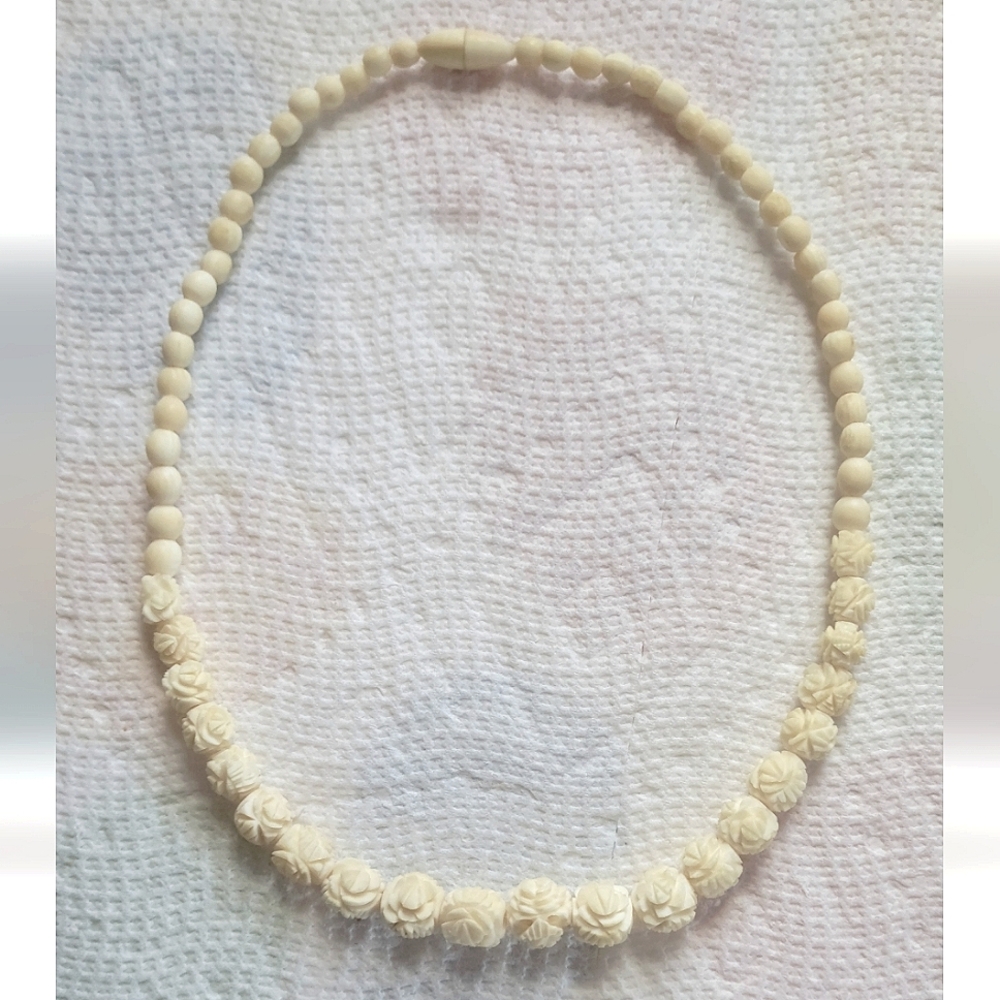 Vintage 1920s Beautiful Ivory/Bone Necklace w/ Handcarved Floral Graduated Beads